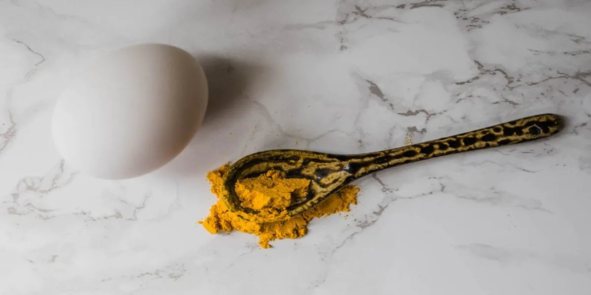 ماسک زرده تخمه مرغ و زردچوبه